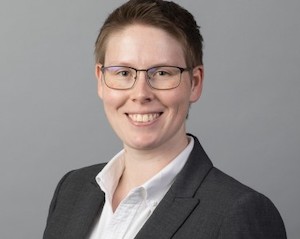 A head shot of Leslie Marshall on a grey background.